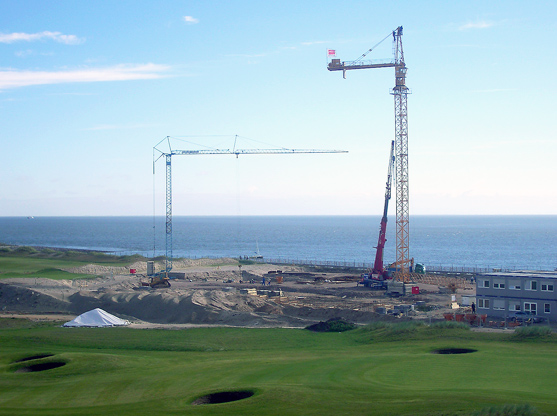 Hotel Budersand, Baugrube mit Golfplatz